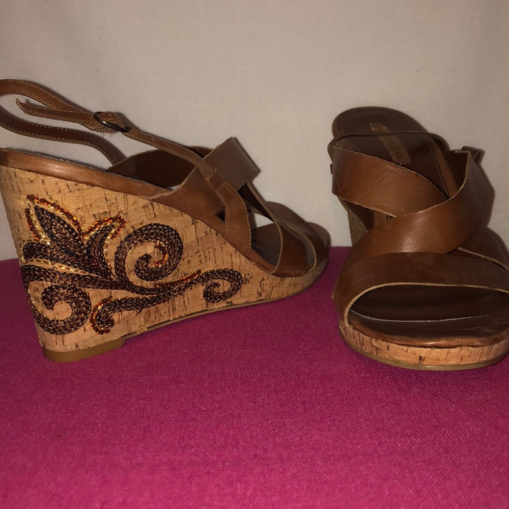 Brown wedges with side design